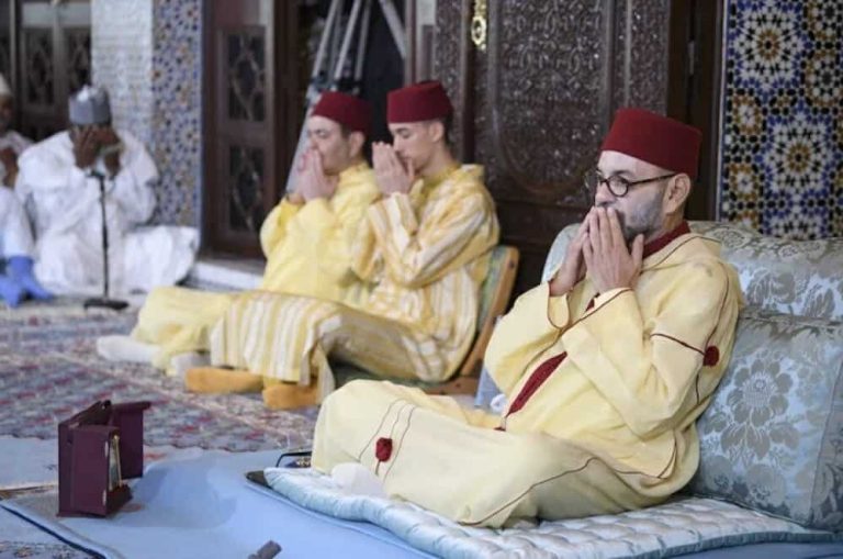 طلب “غريب” من ملك المغرب محمد السادس للإمام خلال ليلة القدر! (فيديو) ملك المغرب محمد السادس خلال احياء ليلة القدر watanserb.com