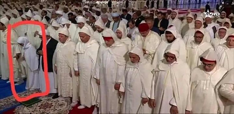 فتاة تصلي مع الرجال بحضور الملك محمد السادس خلال إحيائه ليلة القدر تثير الجدل (شاهد) فتاة تصلي مع الرجال المغرب watanserb.com