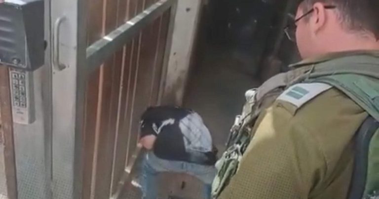 فيديو مستفز لجندي إسرائيلي يجبر طفلا فلسطينيا على تكسير لعبة العيد watanserb.com