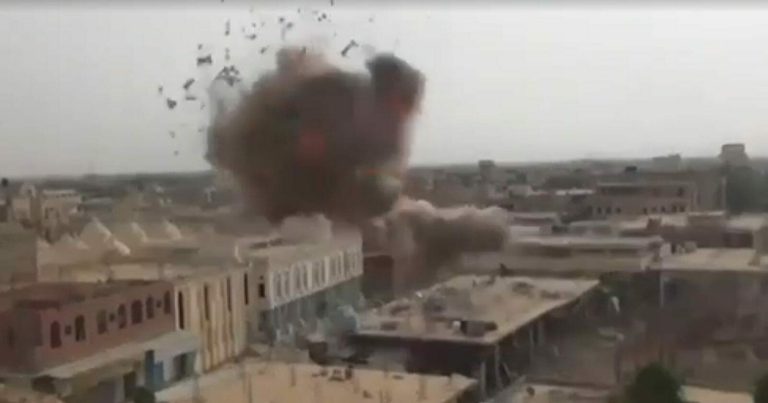 فيديو لقصف مقرات قوات الدعم السريع في السودان يثير جدلا.. ما علاقة السعودية؟ قصف مقرات قوات الدعم السريع في السودان watanserb.com