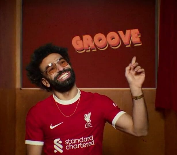 محمد صلاح يروج لقميص ليفربول الجديد