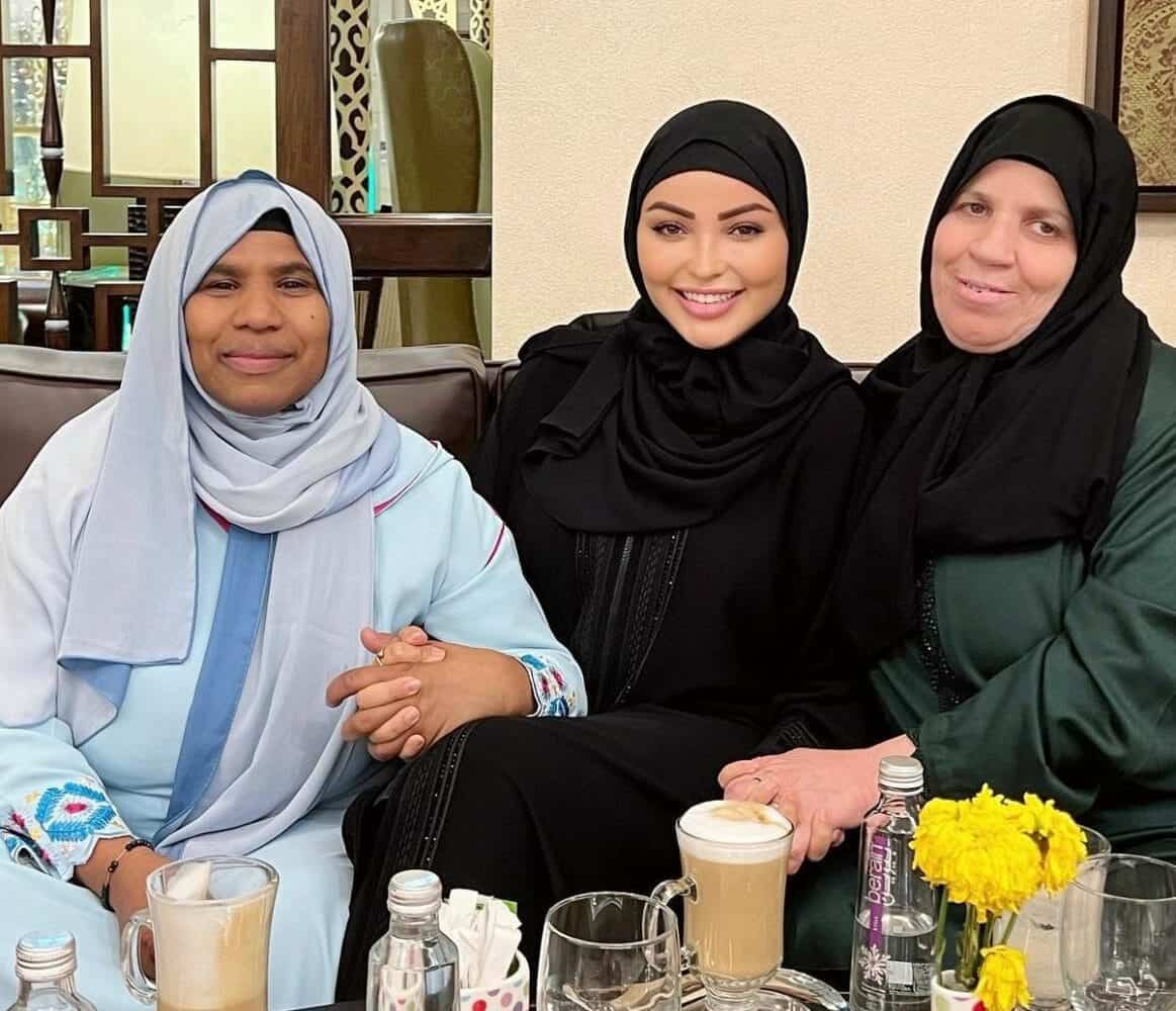 سارة بلحراري مع والدة أشرف حكيمي وعبد الصمد الزلزولي