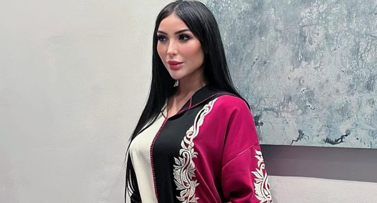 دنيا بطمة تكشف الكثير بفستان مثير في سهرة خاصة بأحد الفنادق (فيديو) watanserb.com