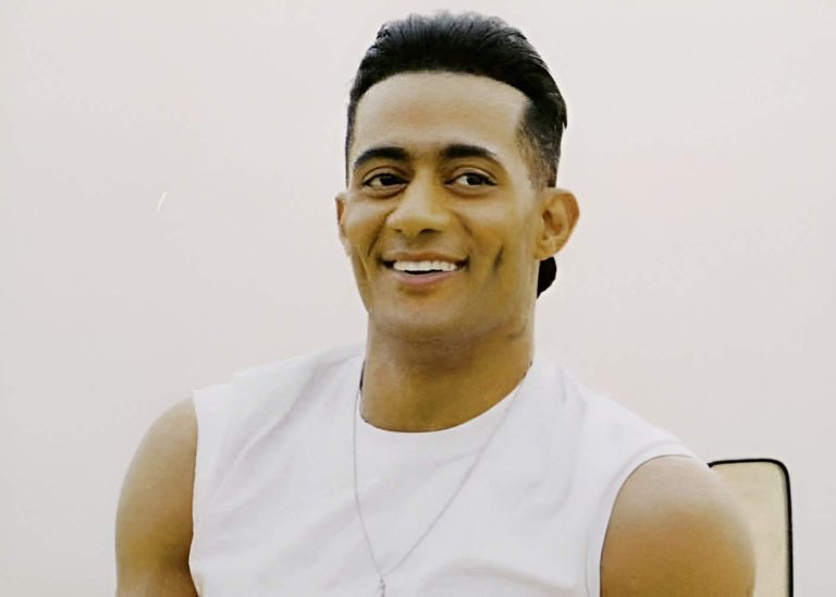 محمد رمضان يوقف تصوير فيلمه بسبب سيدة ويقبلها وسط تصفيق الحضور! (شاهد) محمد رمضان يوقف تصوير فيلمه بسبب سيدة ويقبلها وسط تصفيق الحضور! (شاهد) watanserb.com
