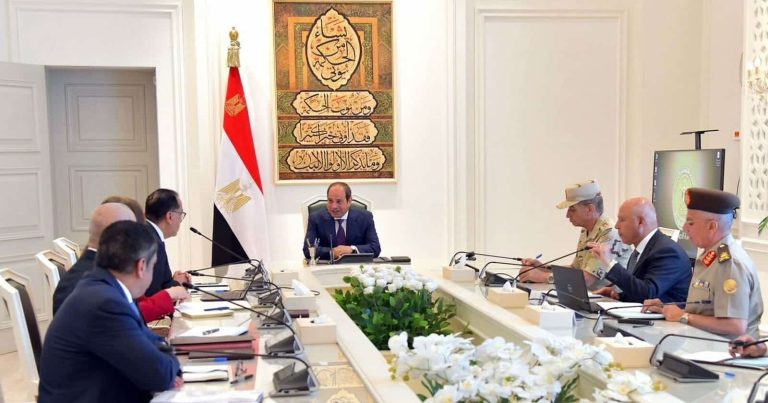 سخرية واسعة من السيسي بعد ظهوره في اجتماع رسمي وخلفه “هذه الآية القرآنية” سخرية واسعة من السيسي بعد ظهوره في اجتماع رسمي وخلفه "هذه الآية القرآنية" watanserb.com