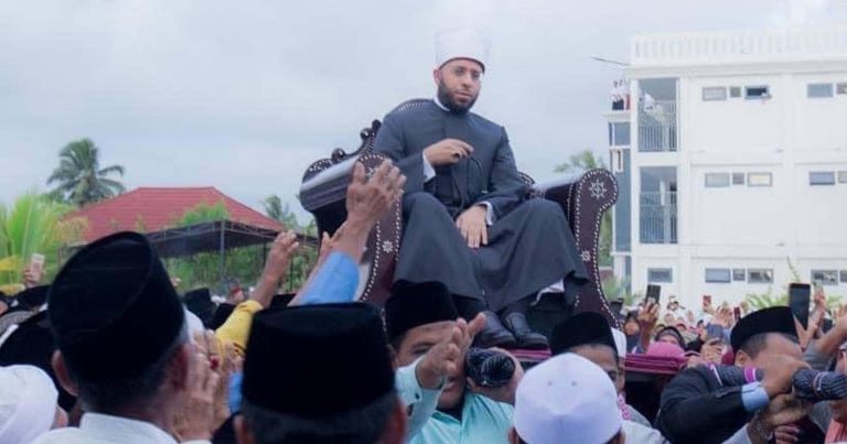أسامة الأزهري.. غضب واسع من مستشار السيسي بسبب صورة التبرك بحذائه في إندونيسيا أسامة الأزهري.. غضب واسع من مستشار السيسي بسبب صورة التبرك بحذائه في إندونيسيا الأزهري أجرى جولة في إندونيسيا ألقى خلالها محاضرة وهو محمول على الأعناق watanserb.com