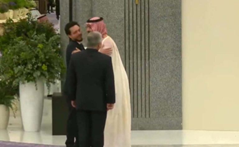 محمد بن سلمان يكسر البروتوكول من أجل الأمير الحسين ويحرج ويهين نجل ملك البحرين (شاهد) محمد بن سلمان يكسر البروتوكول من أجل الأمير الحسين ويحرج ويهين نجل ملك البحرين (شاهد) watanserb.com