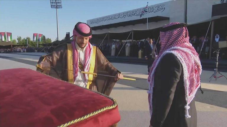 قصة السيف الذي أهداه ملك الأردن لنجله بمناسبة زفافه watanserb.com