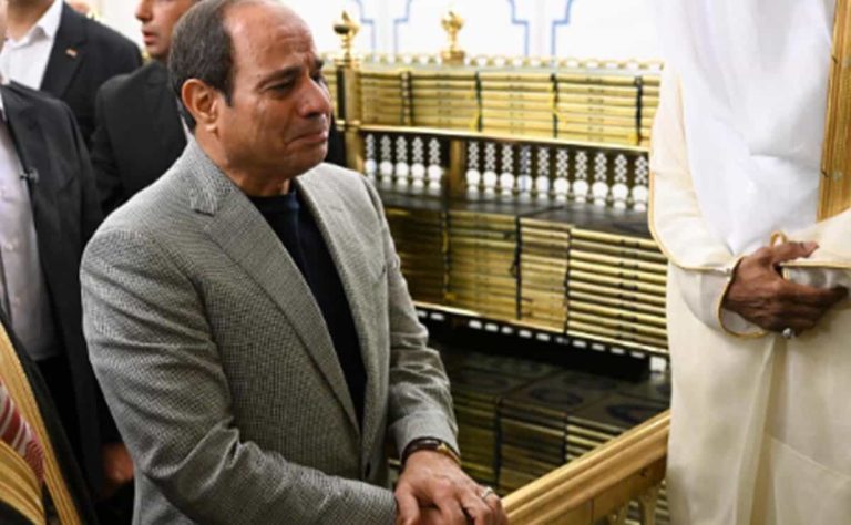 سخرية واسعة في سلطنة عُمان من تأثر “السيسي” في المسجد النبوي (شاهد) سخرية واسعة في سلطنة عُمان من تأثر "السيسي" في المسجد النبوي (شاهد) watanserb.com