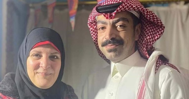 بعد 3 عقود من الفُراق.. لقاء مؤثر بين شاب سعودي وأمه المصرية في القاهرة (شاهد) بعد 3 عقود من الفُراق.. لقاء مؤثر بين شاب سعودي وأمه المصرية في القاهرة (شاهد) watanserb.com
