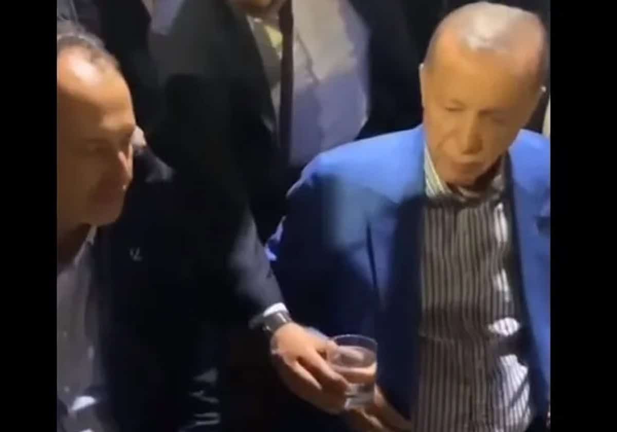 أردوغان يرفض تناول كوب ماء من حارسه
