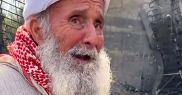 لقطات مبكية لمسن فلسطيني ينهار أمام ركام منزله بعد تدميره بغارة إسرائيلية لقطات مبكية لمسن فلسطيني ينهار أمام ركام منزله بعد تدميره بغارة إسرائيلية watanserb.com