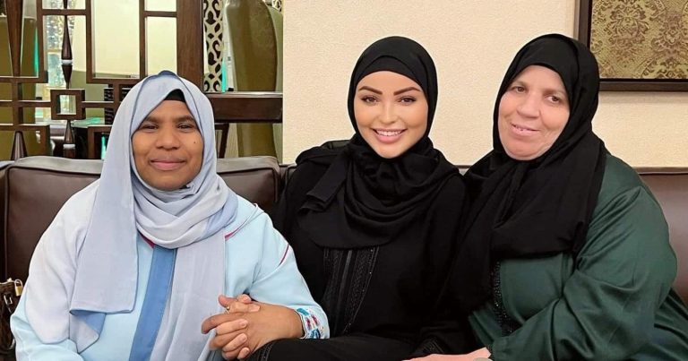 والدة أشرف حكيمي تتسبب بمشكلة كبيرة لـ سارة بلحراري دفعتها لحذف صورها معها.. ما السبب؟!watanserb.com