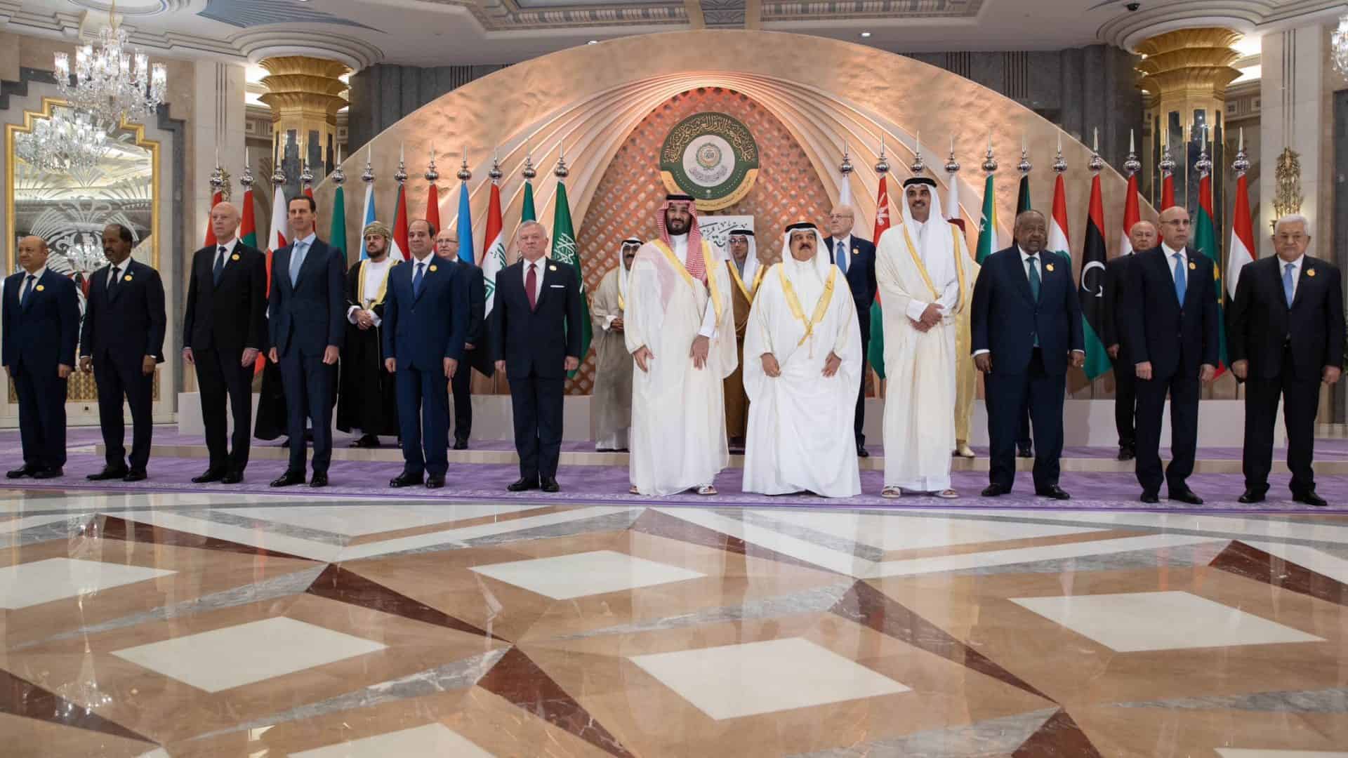 أمير قطر يغادر جدة مبكرا قبل انتهاء كلمات الجلسة الافتتاحية
