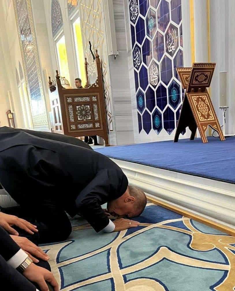 أردوغان يسجد بعد إعلان فوزه برئاسة تركيا بولاية جديدة مدتها 5 سنوات