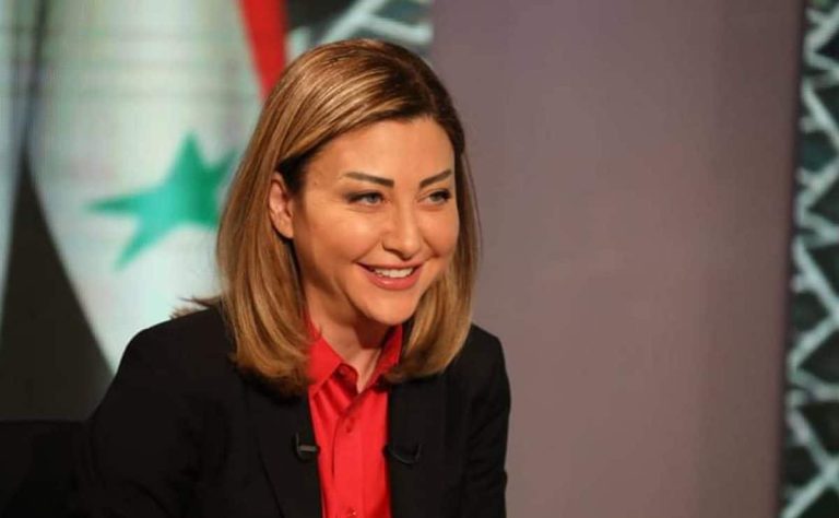 لونا الشبل تخرق البروتوكل في القمة العربية watanserb.com