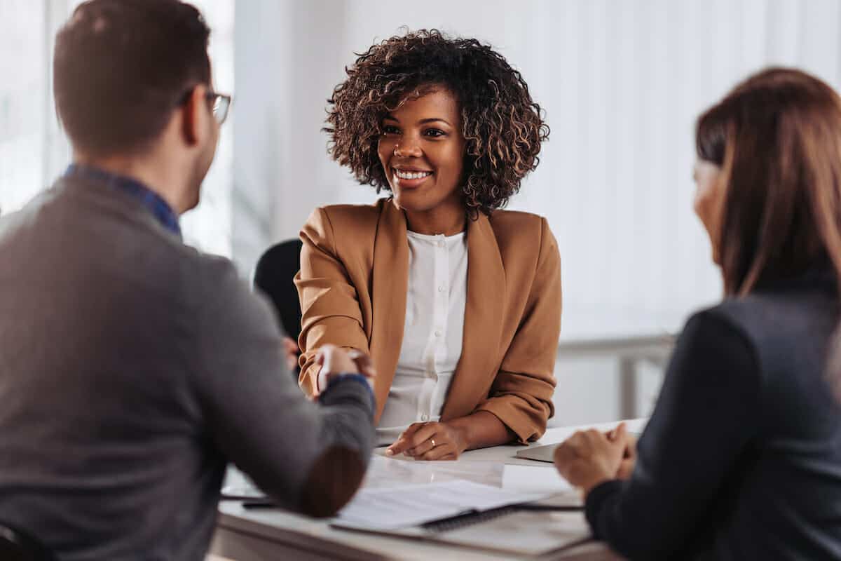عند مقابلة مدير التوظيف أو الموارد البشرية، يجب أن تجعل كل إجاباتك بسيطة ومقنعة