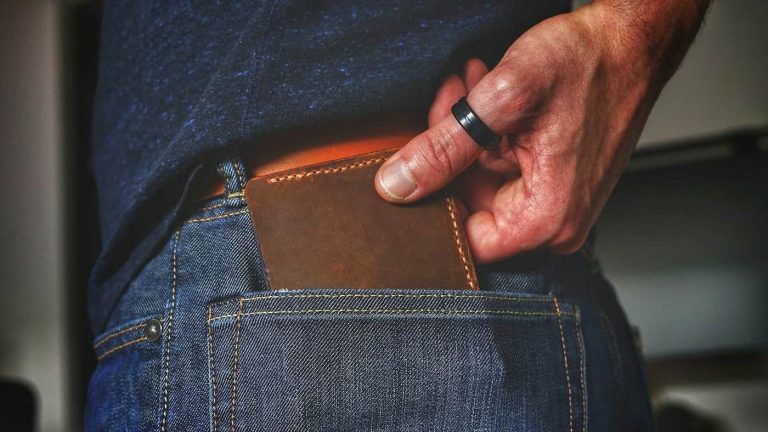وضع محفظتك في الجيب الخلفي أثناء السياقة يمكن أن يسبب هذه المشاكل الصحية watanserb.com