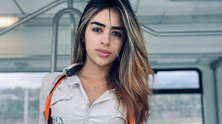 أجمل سائقة قطار في العالم تتحدى الرجال وتنشر صور بذيئة لحبيبها فقط! watanserb.com