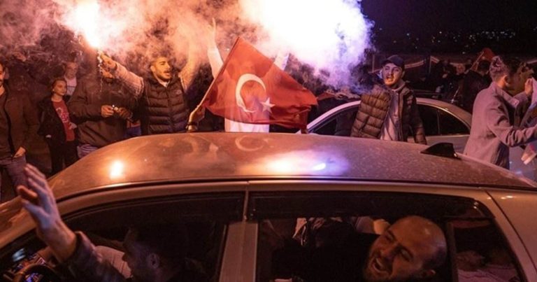 لبنان.. احتفالات حاشدة تشعل بيروت ابتهاجا بفوز أردوغان (فيديو) لبنان.. احتفالات حاشدة تشعل بيروت ابتهاجا بفوز أردوغان watanserb.com