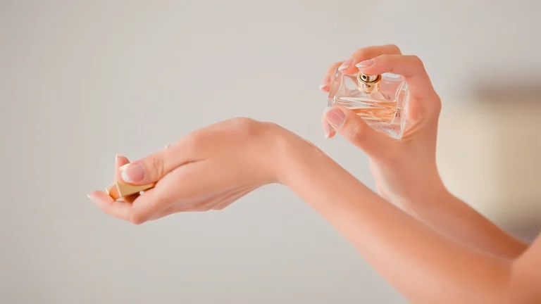 احذر وضع العطر عند الذهاب إلى هذه الأماكن..الأسباب ستصدمك watanserb.com