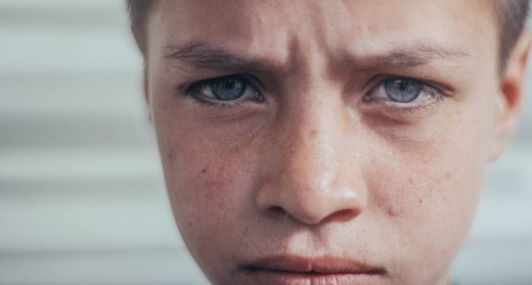 ماذا يحدث في دماغ الطفل عندما نستخدم العقوبة البدنية؟ العنف البدني watanserb.com