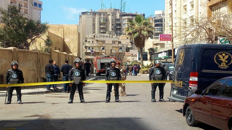 الأمن المصري يقتحم منزل أميرة سعودية بالقاهرة ويشمع منزل جارتها السياسية المصرية (شاهد) اغلاق منزل السياسية جميلة إسماعيل watanserb.com