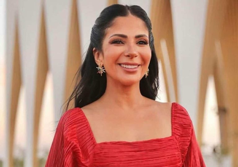 إطلالة عارية لـ منى زكي في مهرجان كان وتستعرض أنوثتها (فيديو) الفنانة المصرية منى زكي watanserb.com serbapp.com