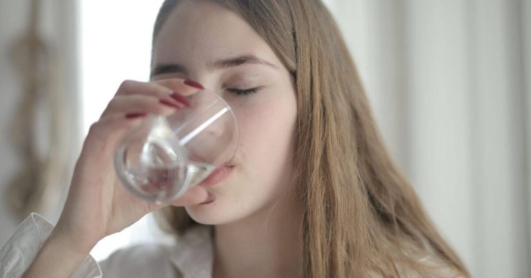 لماذا شرب الماء يخفض نسبة السكر في الدم؟ الماء يخفض نسبة السكر في الدم watanserb.com