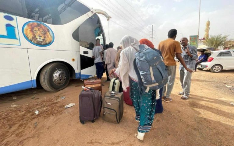 حملة رفض توزيع لبن الأطفال على النازحين السودانيين بمصر.. من يقف وراءها؟ توزيع لبن الأطفال على النازحين السودانيين watanserb.com