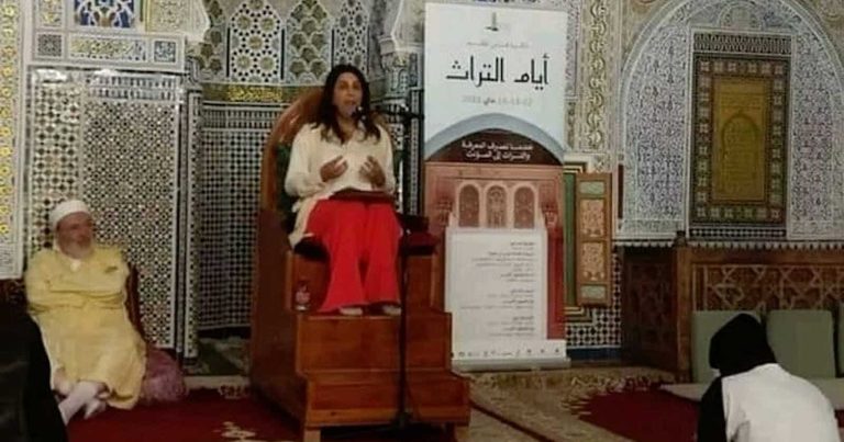امرأة تعتلي منبرا في المغرب watanserb.com