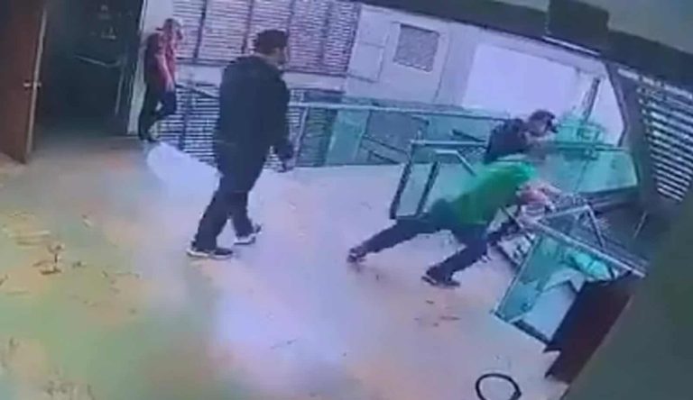 فيديو صادم لأستاذ متهم بالاستغلال الجنسي.. غافل الضباط وألقى بنفسه من الطابق الثالث! انتحار استاذ متهم بالاستغلال الجنسي في الولايات المتحدة watanserb.com