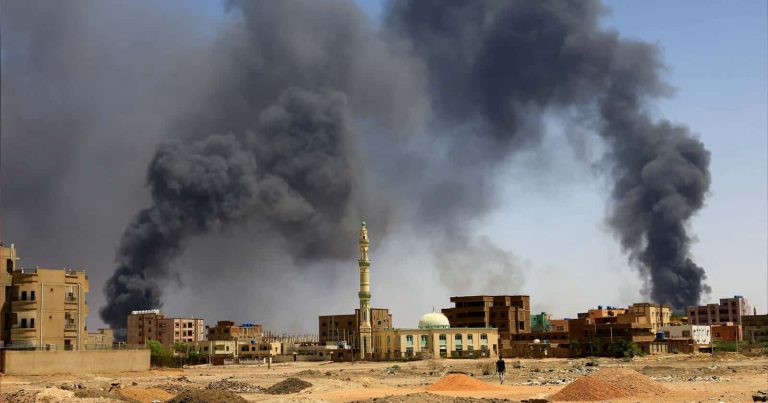 انفجارات عنيفة في السودان.. ماذا يحدث عند قصر الرئاسة؟ انفجارات عنيفة في السودان watanserb.com