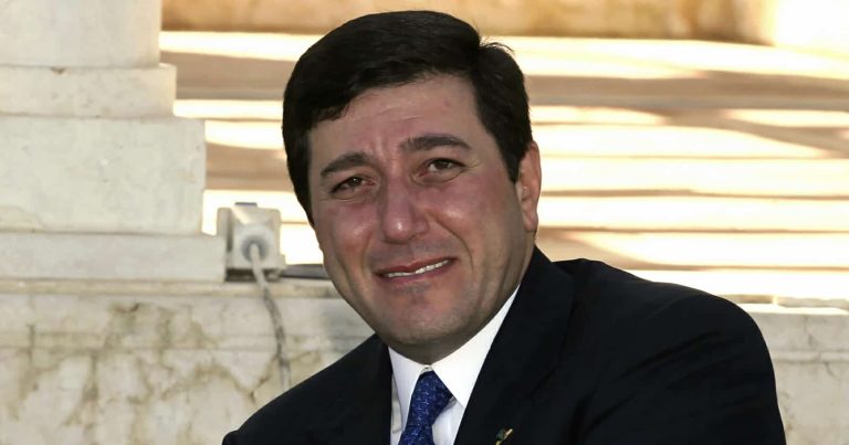 باسم عوض الله يعاني التهابا في الأذن الوسطى وينهي إضرابه عن الطعام باسم عوض الله رئيس الديوان الملكي watanserb.com