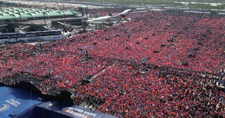مشهد مهيب صعق المعارضة.. طوفان بشري لدعم أردوغان في إسطنبول تجمع بشري مهول دعما لأردوغان في إسطنبول watanserb.com