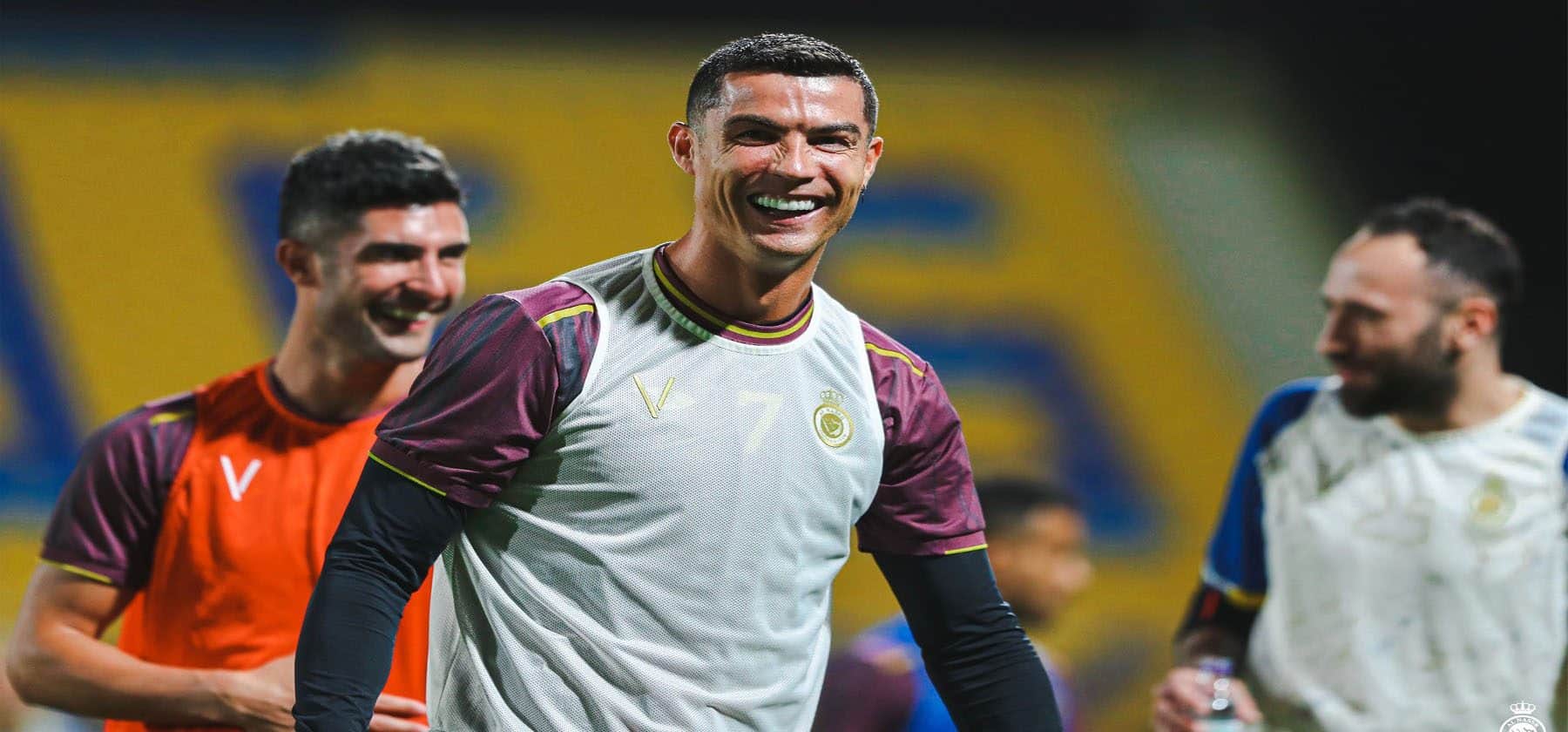 جنون كريستيانو رونالدو يصل إلى إندونيسيا.. شاهد ماذا فعل رجل بسيارته؟! جنون عشق كريستيانو رونالدو watanserb.com