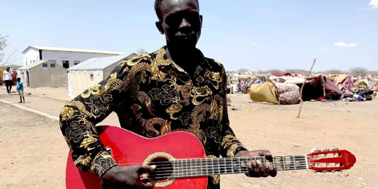 “الجيتار كان خير رفيق” .. قصة جنوب سوداني نجا بنفسه من حرب الخرطوم الحارقة العنف في العاصمة السودانية الخرطوم watanserb.com