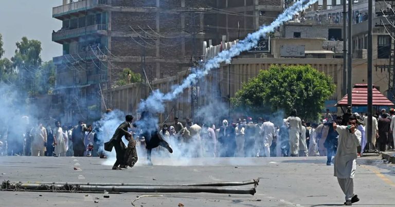 حشود غاضبة تقتحم منازل قادة الجيش watanserb.com