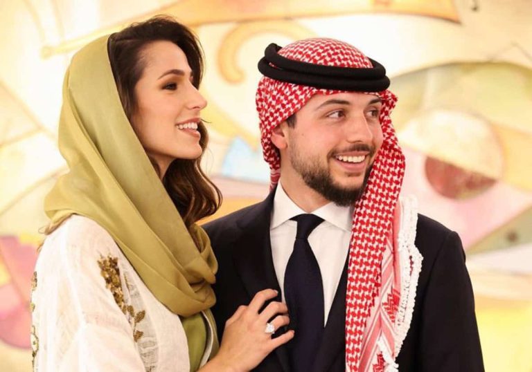 حفل زفاف الأمير الحسين.. ماذا أهدى ولي العهد من حضروا مأدبة عشاء عُرسه؟ (شاهد) حفل زفاف الأمير الحسين watanserb.com