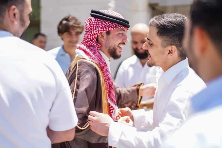 فيديو حمام العريس قبل زفاف الأمير الحسين على رجوة آل سيف (شاهد) حمام العريس الأمير الحسين بن عبدالله ولي العهد watanserb.com