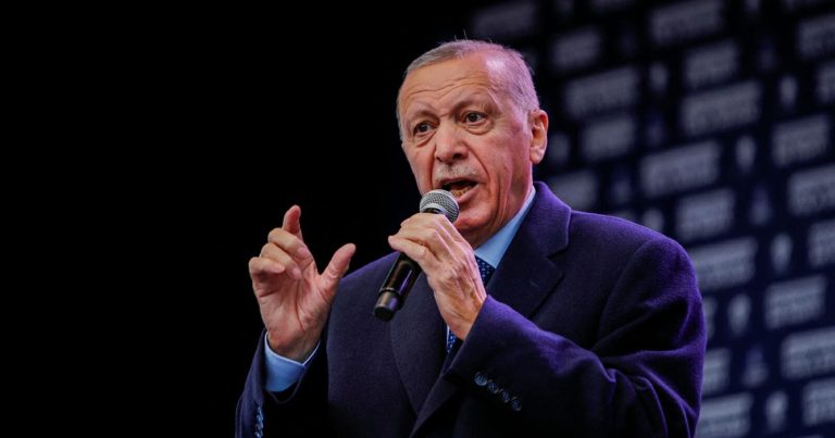 أردوغان يفاجئ الأتراك في طابور انتخابي بوسط إسطنبول (فيديو) رجب طيب أردوغان watanserb.com