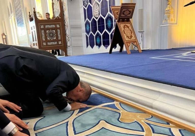 “سجد شكرا لله”.. أول ما فعله أردوغان بعد إعلان فوزه (شاهد) رجب طيب أردوغان watanserb.com