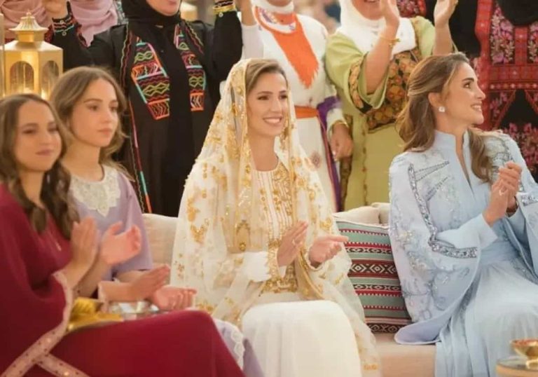 بكاء رجوة آل سيف ومسحها دموعها تأثرا بما قالته حماتها الملكة رانيا أجمل أميرات الأردن watanserb.com