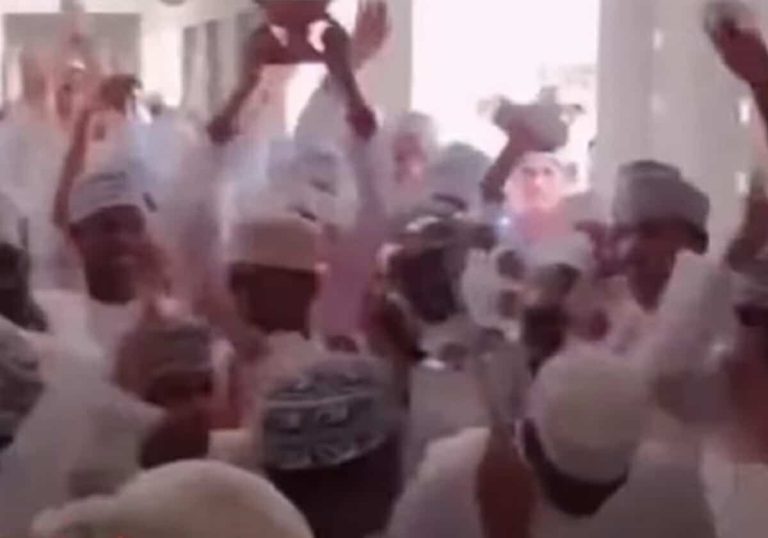 رقص طلاب في ساحة المدرسة في السلطنة watanserb.com