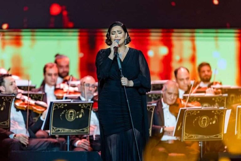 بعد سقوطها في دبي .. شيرين بموقف محرج في الرياض وحسام حبيب يقبّلها (شاهد) شيرين على مسرح أبو بكر سالم في ليلة روائع الموجي watanserb.com