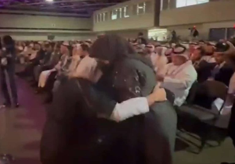 طالب سعودي في آيسف 2023 watanserb.com