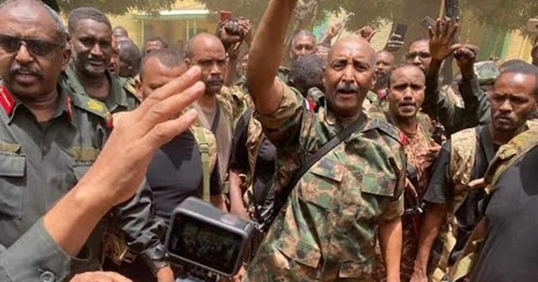 "القوة المميتة والكيزان".. رسالة من البرهان لـ حميدتي تنذر بدمار شامل في السودان watanserb.com