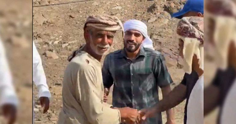 عماني يرفض العيش في المدينة ويقيم بجانب قبر والده watanserb.com