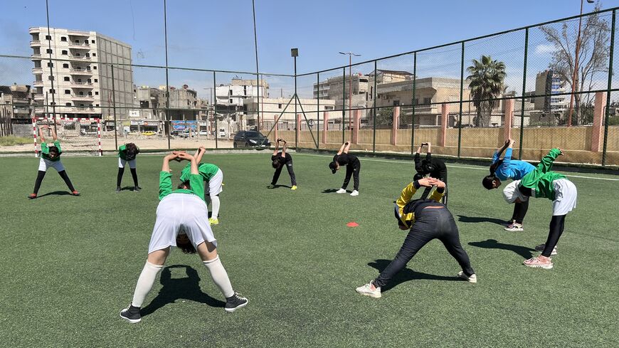 فريق كرة قدم للفتيات في الرقة