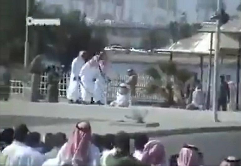 فيديو صادم لقطع رؤوس مهربي مخدرات في السعودية يثير جدلاً كبيراً حول صحته (شاهد) قطع رؤوس مهربي مخدرات نيجيريين watanserb.com